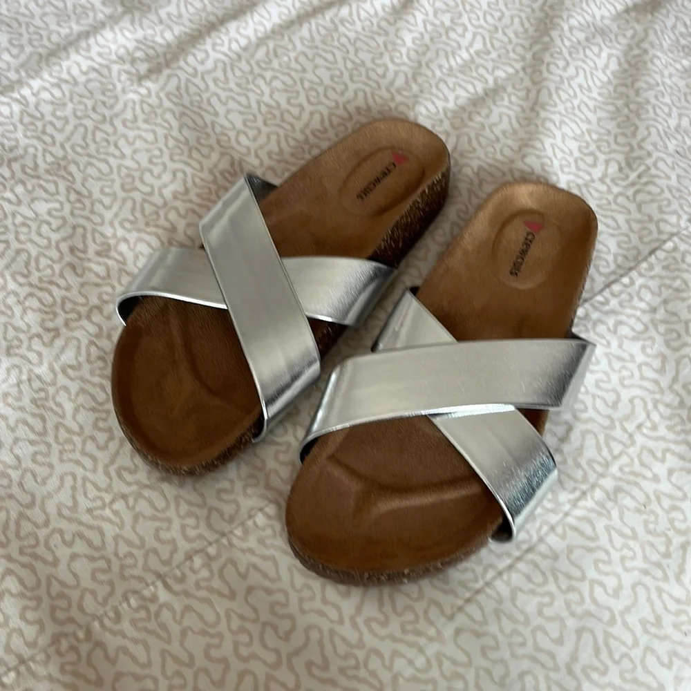 NWT Crewcuts girls silver metallic sandals that fits size 3